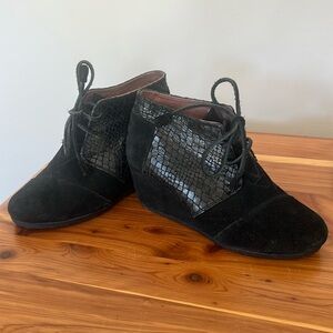 Tom’s wedge booties